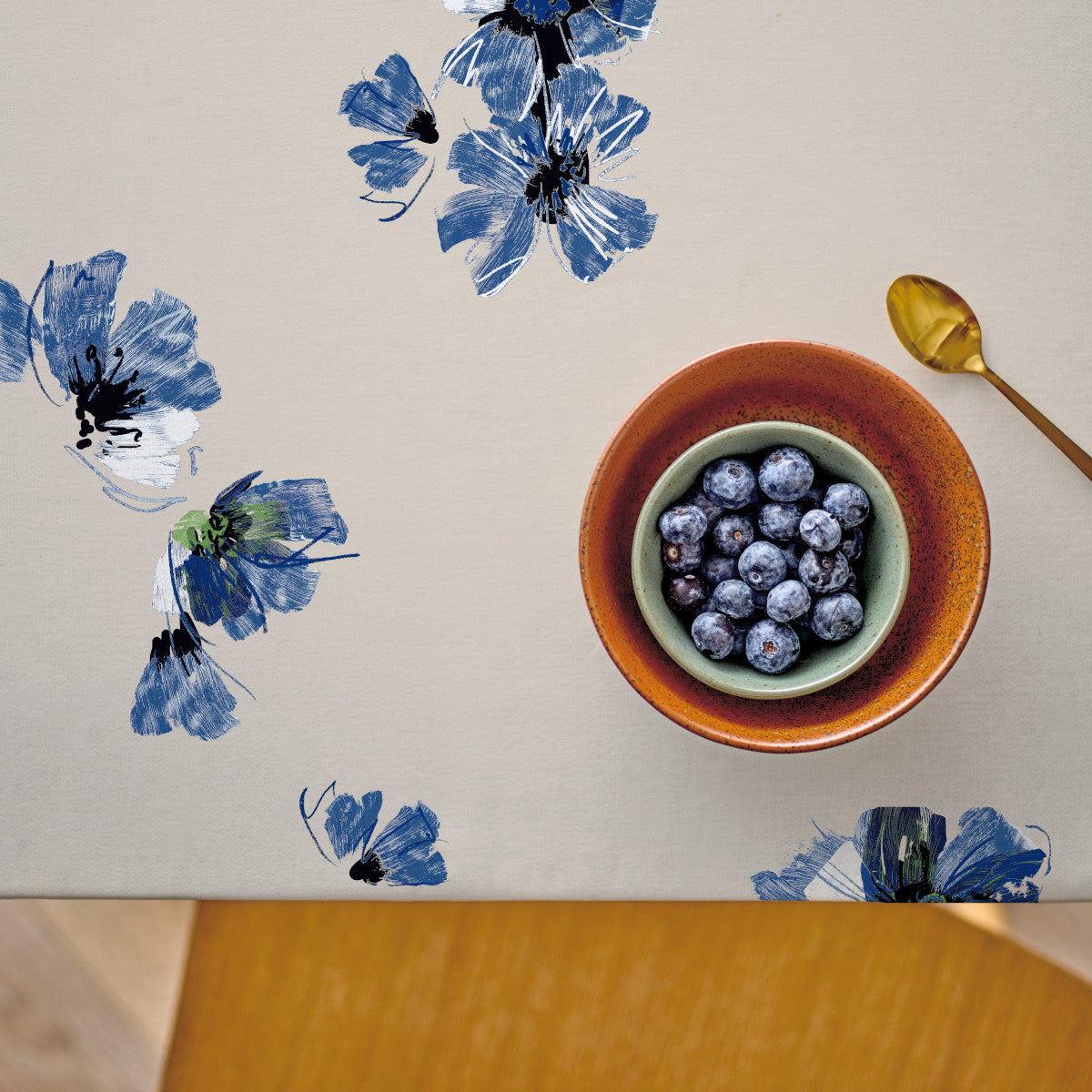 Flora Blue - Sødahl abwaschbare Tischdecke mit malerischen Blumen, von oben gesehen