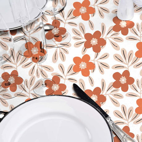 Flory Orange – Schöne Wachstuch Tischdecke mit Blumen in warmen Nuancen, Ambienteaufnahme