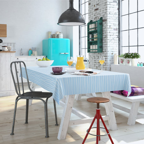 Fluvio Aqua – Wachstuch Tischdecke mit beruhigenden Wellen im skandinavischen Design, Ambienteaufnahme