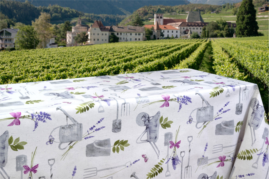 Garden Life Provence – Helle Wachstuch Tischdecke mit allem für den Garten