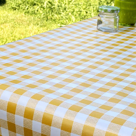 Wachstuch Tischdecke mit klassischen 1,5 x 1,5 cm Karos - 140 cm breit - Gelb