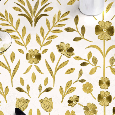 Nahaufnahme der Guldflor Wachstuch Tischdecke mit geprägten Goldblumen