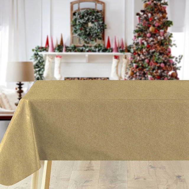 Guldskær – Einfarbige goldene Wachstuch Tischdecke für Weihnachten in Metallook als Ambienteaufnahme