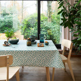 Happy Days Mintwood - 160 cm breite graue Wachstuch Tischdecke mit Blumen, Ambienteaufnahme