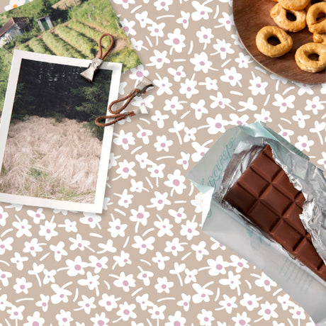 Happy Days Mocha - 160 cm breite graue Wachstuch Tischdecke mit Blumen
