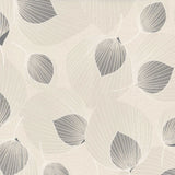 Nahaufnahme der Helga Grau/beige Wachstuch Tischdecke mit Blatt-im-Blatt-Muster und Silberglimmer