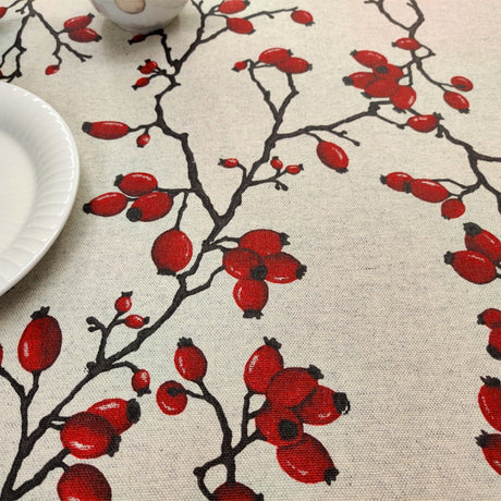 Hybenlund – Abwaschbare Tischdecke mit Hagebuttenmotiv auf Grund in Leinenoptik, 150 cm breit, Nahaufnahme