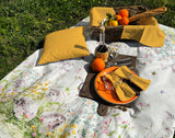 Il giardino di Henriette – Abwaschbare Tischdecke mit süßen Igeln