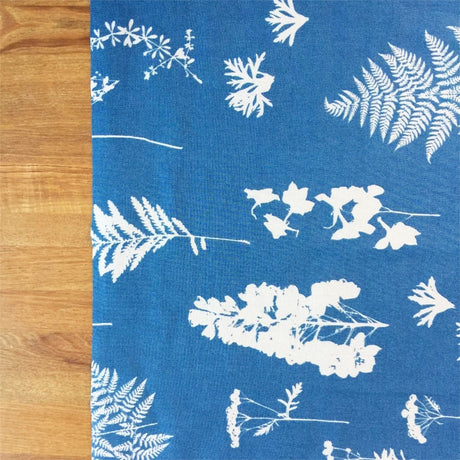 Imprint Blue, Notes by Susanne Schjerning abwaschbare Tischdecke mit rutschfester Unterseite