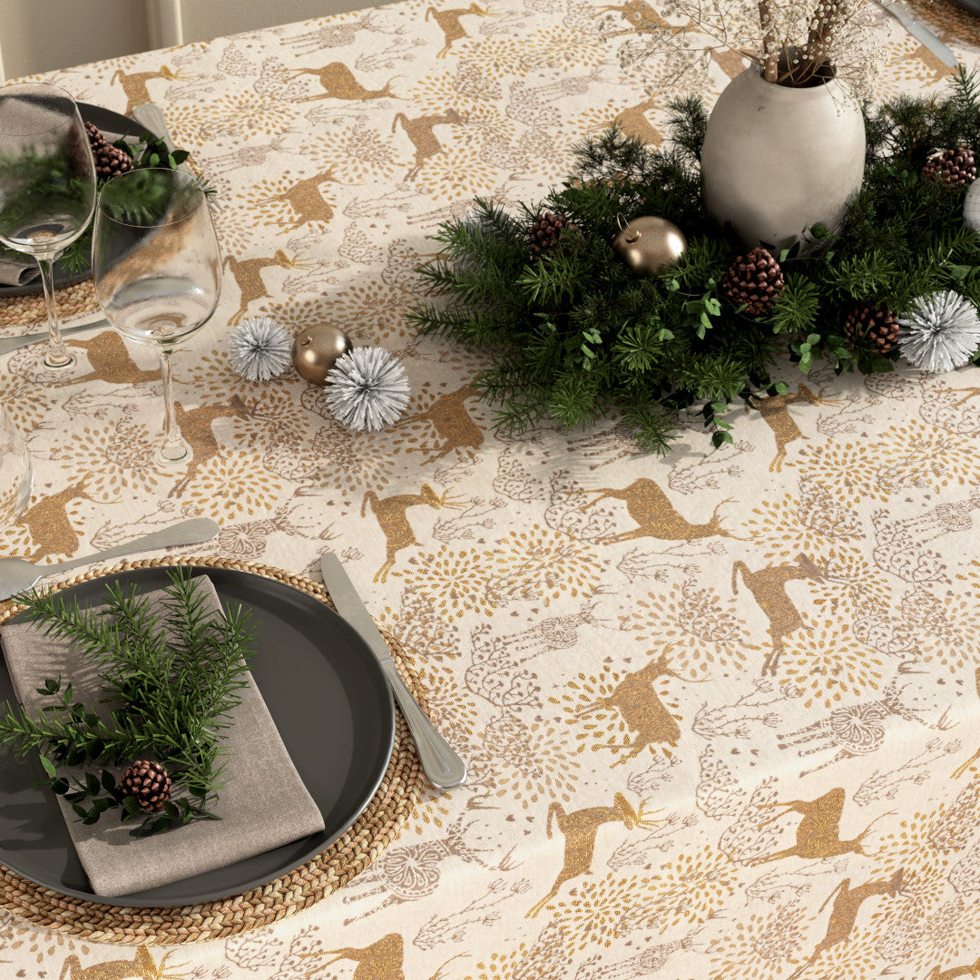 Nahaufnahme der Weihnachtstischdecke Golden Reindeers mit goldenen Rentieren auf hell naturfarbenem Grund