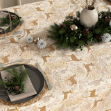 Nahaufnahme der Weihnachtstischdecke Golden Reindeers mit goldenen Rentieren auf hell naturfarbenem Grund