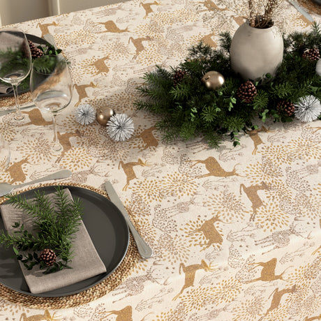 Nahaufnahme der Weihnachtstischdecke Golden Reindeers mit goldenen Rentieren auf hell naturfarbenem Grund