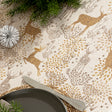 Detailaufnahme der Weihnachtstischdecke Golden Reindeers mit goldenen Rentieren auf hell naturfarbenem Grund