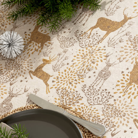 Detailaufnahme der Weihnachtstischdecke Golden Reindeers mit goldenen Rentieren auf hell naturfarbenem Grund