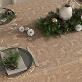 Nahaufnahme der Weihnachtstischdecke Golden Reindeers mit goldenen Rentieren auf sandfarbenem Grund