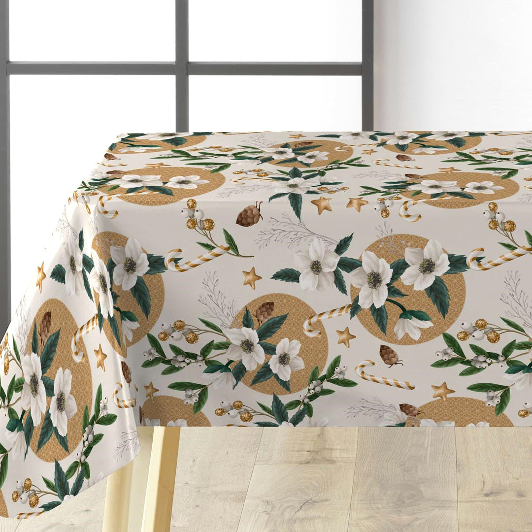 Naturweiße Wachstuch Tischdecke für Weihnachten mit Christrosen, Zapfen und Goldmuster auf dem Tisch