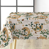 Naturweiße Wachstuch Tischdecke für Weihnachten mit Christrosen, Zapfen und Goldmuster auf dem Tisch