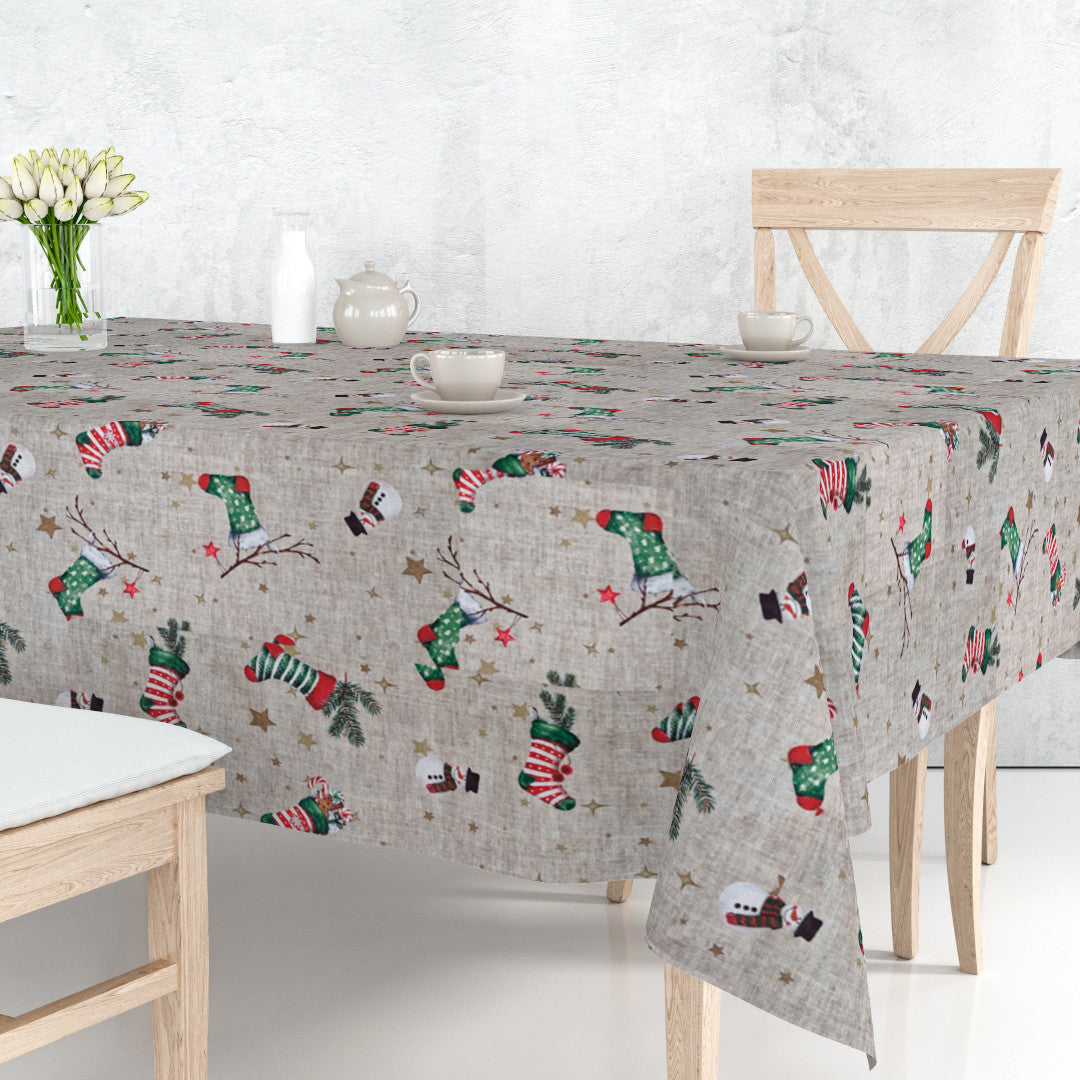 Weihnachtssocken und Schneemänner – Weihnachtstischdecke in Leinenoptik auf einem Tisch