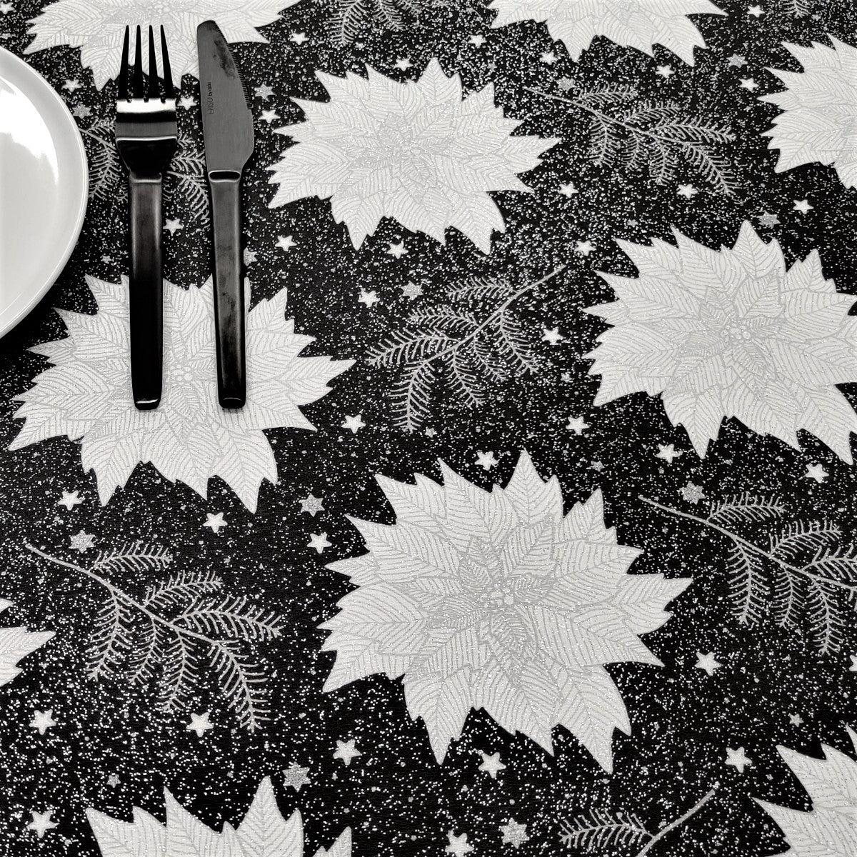 Weihnachtsstern Schwarz – Abwaschbare Weihnachtstischdecke mit Weihnachtssternen, Tannengrün und Glitzer, 155 cm breit