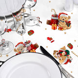Nahaufnahme der Wachstuch Tischdecke für Weihnachten mit Teddybären und gedecktem Tisch