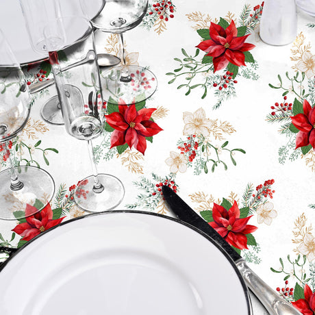 Nahaufnahme einer Wachstuch Tischdecke für Weihnachten mit Weihnachtssternen und eleganter Tischdekoration
