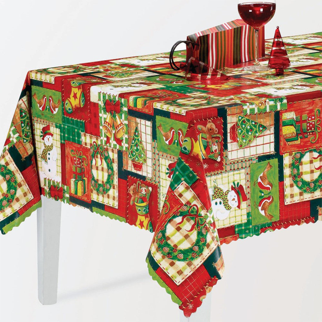 Weihnachtliche Wachstuch Tischdecke mit Patchwork aus buntem Weihnachtsschmuck auf dem Tisch