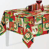 Weihnachtliche Wachstuch Tischdecke mit Patchwork aus buntem Weihnachtsschmuck auf dem Tisch