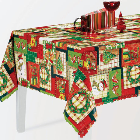 Weihnachtliche Wachstuch Tischdecke mit Patchwork aus buntem Weihnachtsschmuck auf dem Tisch