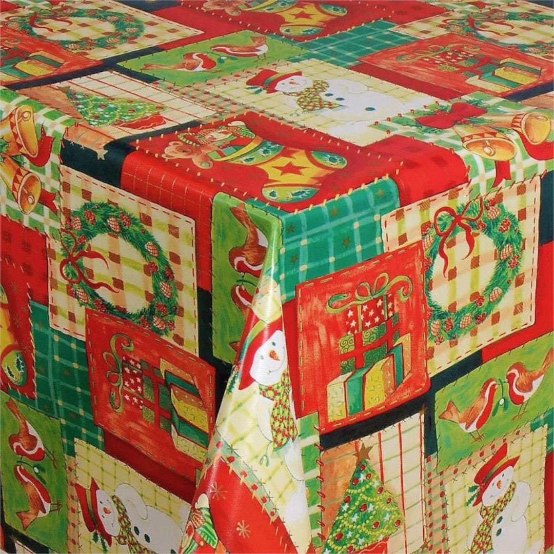 Weihnachtliche Wachstuch Tischdecke mit Patchwork aus buntem Weihnachtsschmuck, Eckansicht