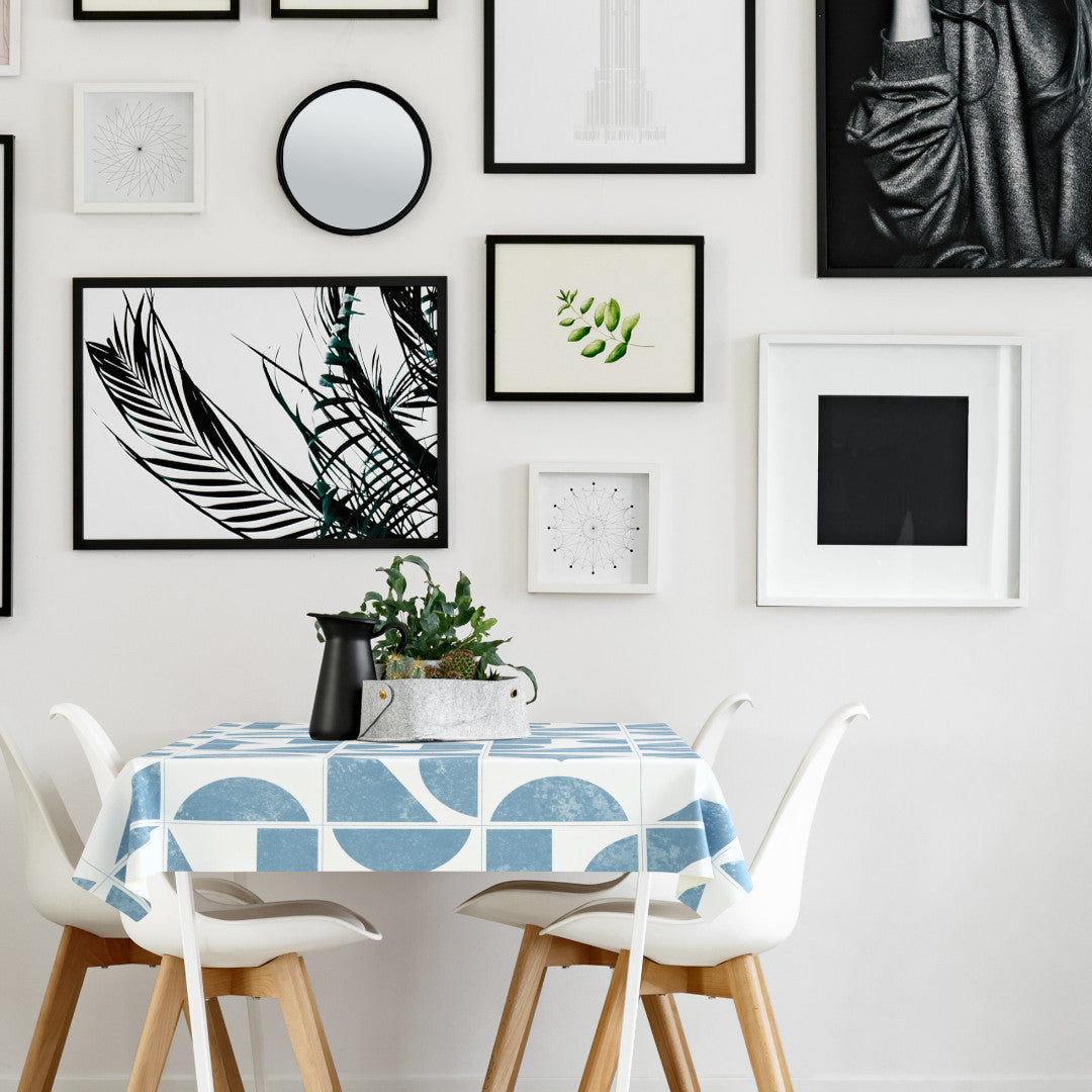 Keta – Wachstuch Tischdecke mit geometrischem Retro-Design, Ambienteaufnahme