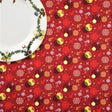 La Boule de Noel Rot – abwaschbare Weihnachtstischdecke mit Weihnachtskugeln und Tannenzweigen
