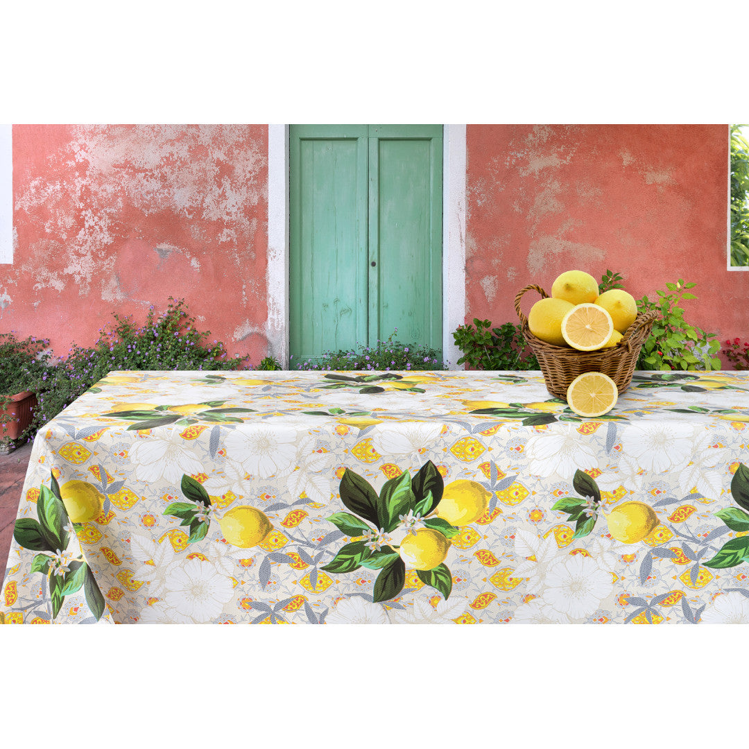 Lemon Siena – Wachstuch Tischdecke mit Zitronen und italienischem Muster, Ambienteaufnahme