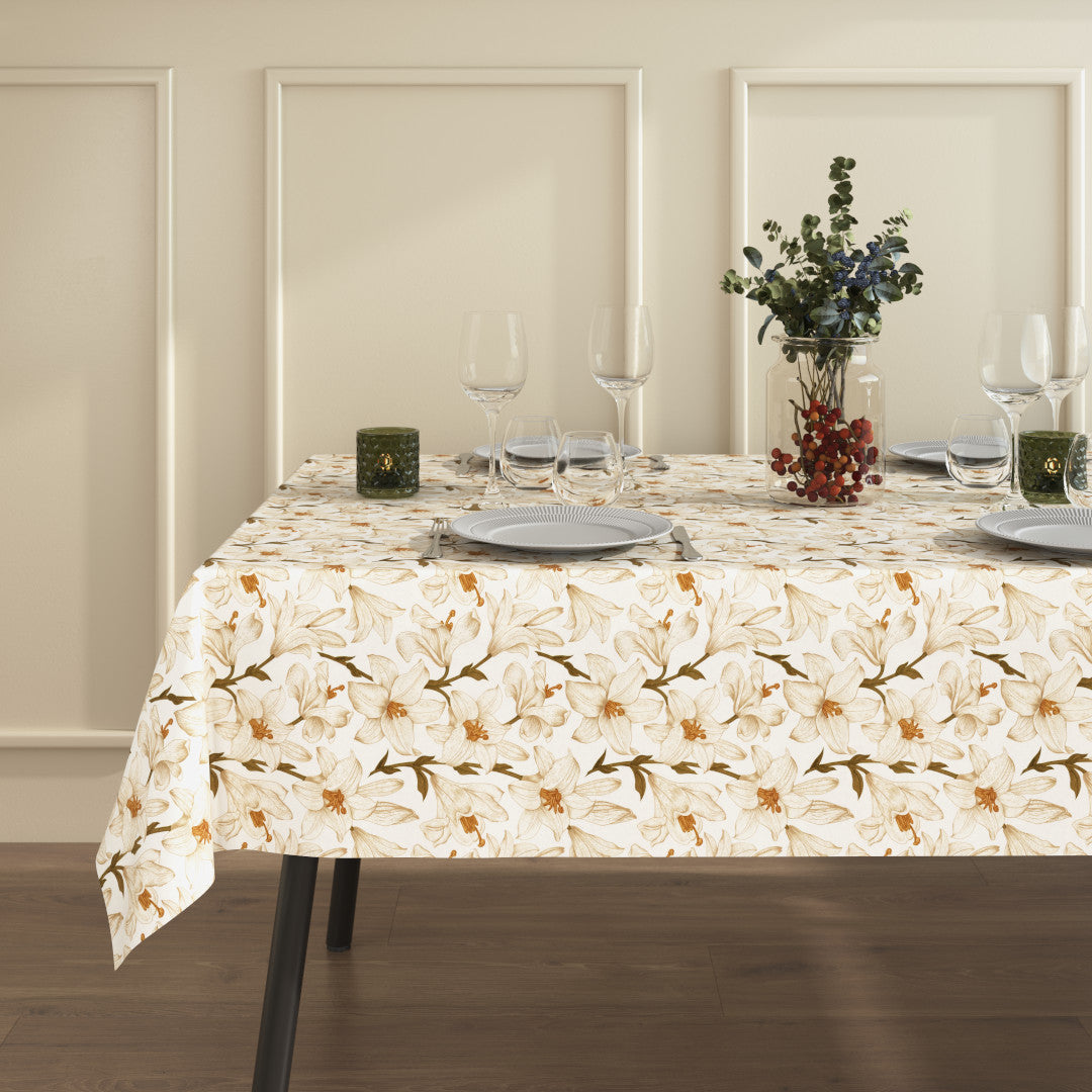 Liljeflor Weiß/Beige, Ambienteaufnahme der abwaschbaren Tischdecke mit Blumen