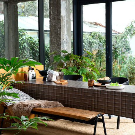 Check Pecan - Lola Wachstuch Tischdecke mit klassischem Karodesign, Ambienteaufnahme