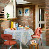 Poppy Baby Blue - Wachstuch Tischdecke mit frischem und verspieltem Design von Lola, Ambienteaufnahme