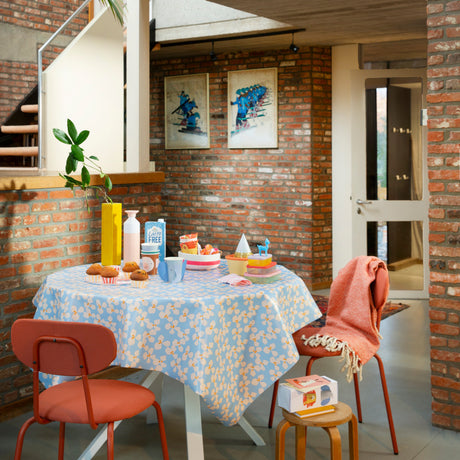 Poppy Baby Blue - Wachstuch Tischdecke mit frischem und verspieltem Design von Lola, Ambienteaufnahme