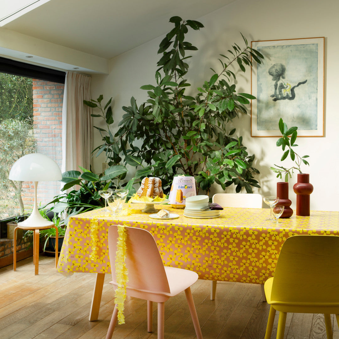Poppy Rosenwood - Lola Wachstuch Tischdecke mit verspieltem Blumendesign, Ambienteaufnahme