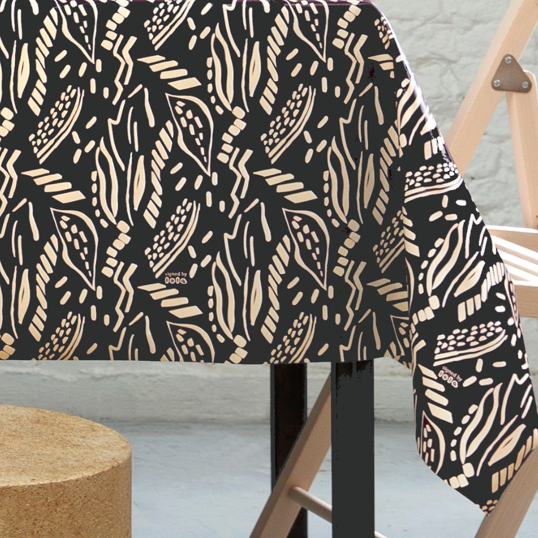 Dakarai Onyx - Schwarze Lola Wachstuch Tischdecke mit Ethnomuster