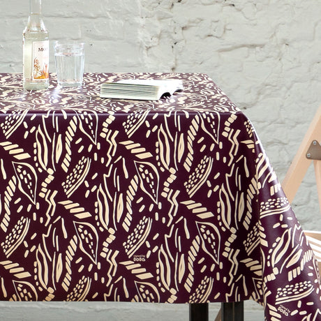 Dakarai Pinot Noir – Lola Wachstuch Tischdecke mit exotischem Ausdruck, Ecke