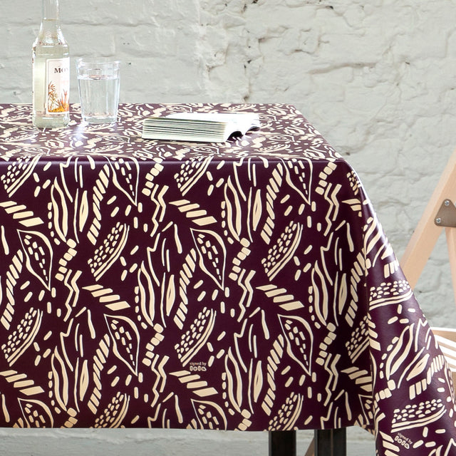 Dakarai Pinot Noir – Lola Wachstuch Tischdecke mit exotischem Ausdruck, Ecke