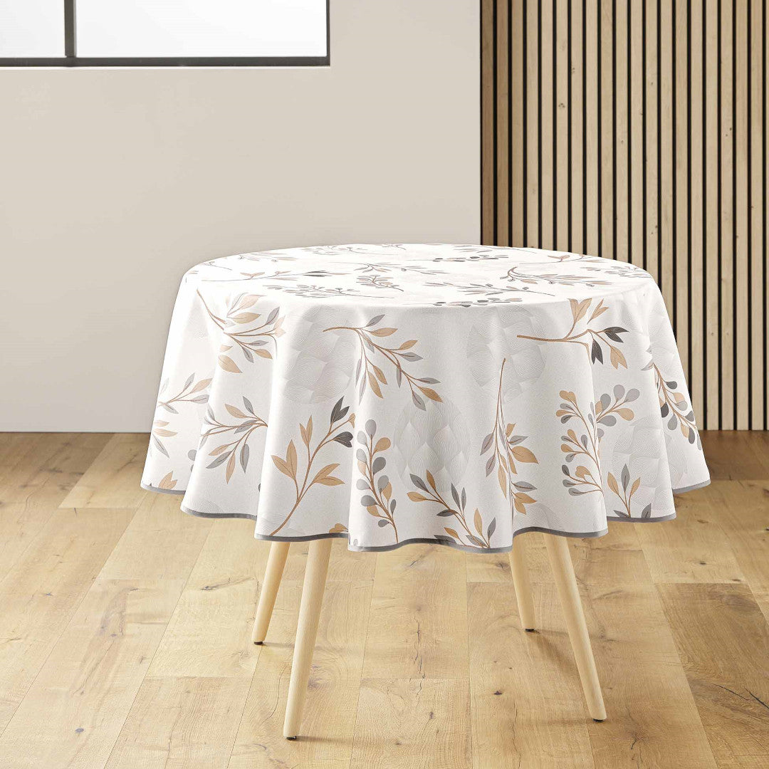 Manola Natural runde Tischdecke mit Blättermuster in Beige und Braun auf weißem Hintergrund