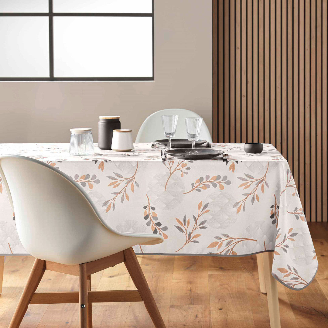 Manola Natural Tischdecke auf Esstisch mit modernem Zubehör und Geschirr