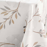 Nahaufnahme des Blattmusters und der Stoffstruktur der Manola Natural Tischdecke in Beige und Braun