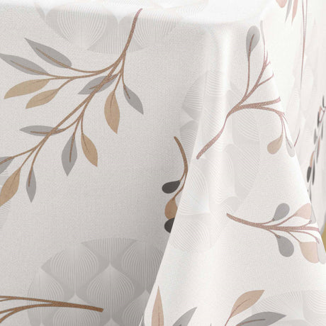 Nahaufnahme des Blattmusters und der Stoffstruktur der Manola Natural Tischdecke in Beige und Braun