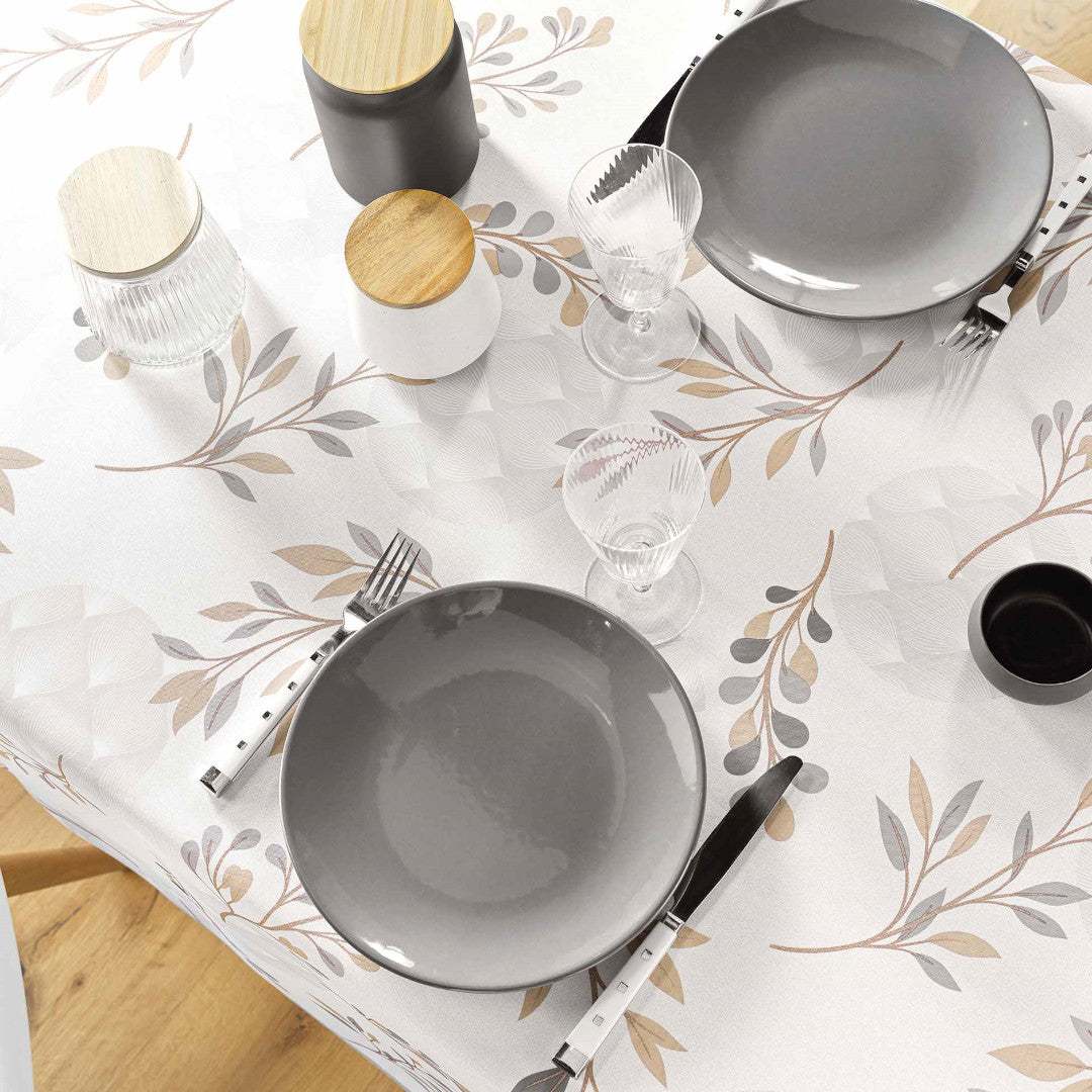 Detailbild der Manola Natural Tischdecke mit gedecktem Tisch, inklusive Tellern und Gläsern
