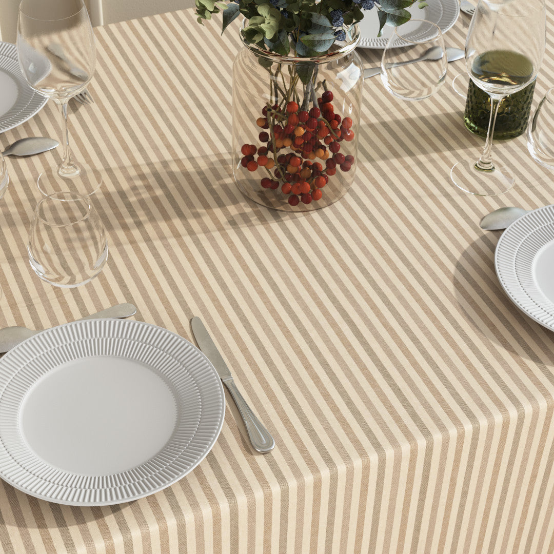 Marché Striber Sand – abwaschbare Tischdecke mit Streifen und Tischdekoration