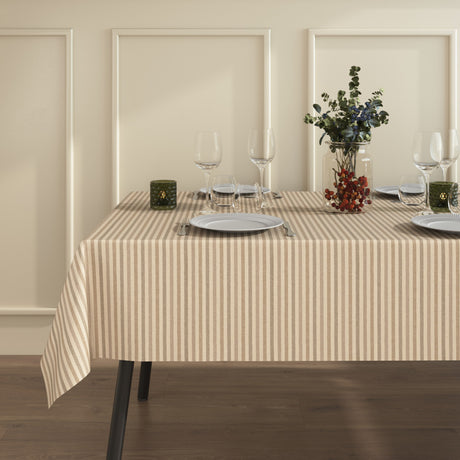 Ambienteaufnahme mit Marché Striber Sand abwaschbarer Tischdecke auf dem Tisch