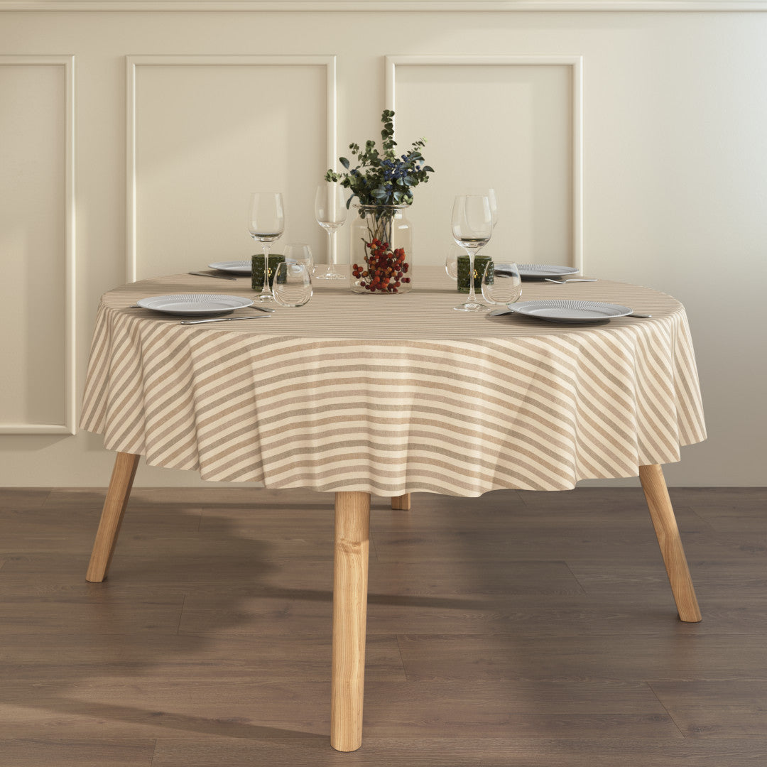 Ambienteaufnahme mit runder abwaschbarer Tischdecke – Marché Striber Sand