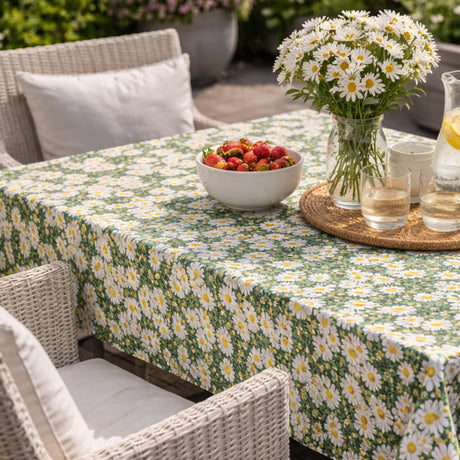 Marguerite - Wachstuch Tischdecke mit blühenden Margeriten, Ambienteaufnahme