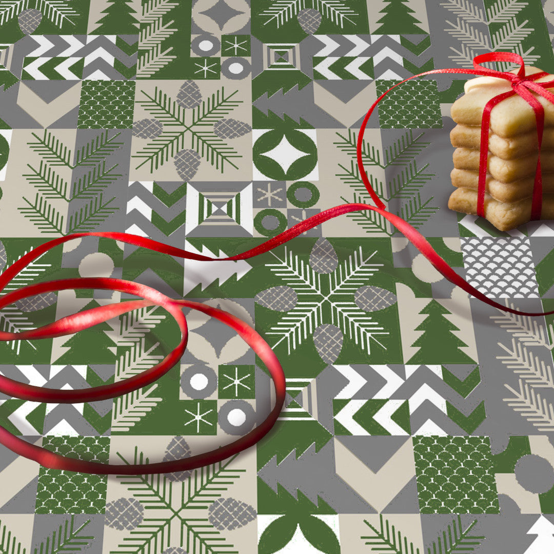 Nahaufnahme der Merry Present Green Wachstuch Tischdecke für Weihnachten mit Tannenzweigen und geometrischen Formen